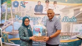Ketua TP PKK Kota Batam Erlita Sari Amsakar menyerahkan bantuan secara simbolis kepada Pendiri Rumah Singgah Ar-Rahman Rusli dan Firza Paloh. Foto: INIKEPRI.COM