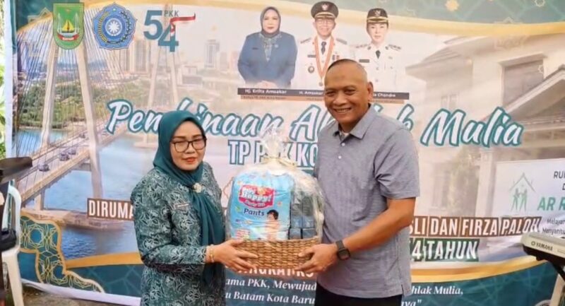 Ketua TP PKK Kota Batam Erlita Sari Amsakar menyerahkan bantuan secara simbolis kepada Pendiri Rumah Singgah Ar-Rahman Rusli dan Firza Paloh. Foto: INIKEPRI.COM