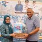 Ketua TP PKK Kota Batam Erlita Sari Amsakar menyerahkan bantuan secara simbolis kepada Pendiri Rumah Singgah Ar-Rahman Rusli dan Firza Paloh. Foto: INIKEPRI.COM