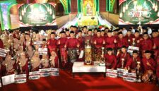 Wali Kota Batam, Amsakar Achmad, bersama kafilah Batam usai penutupan MTQ XII Kepri di Tanjungpinang. Foto: INIKEPRI.COM/Media Center Batam