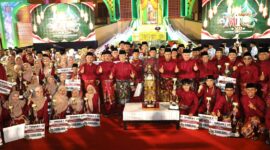 Wali Kota Batam, Amsakar Achmad, bersama kafilah Batam usai penutupan MTQ XII Kepri di Tanjungpinang. Foto: INIKEPRI.COM/Media Center Batam 