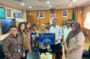 Wali kota Batam, Amsakar Achmad, menyerahkan, santunan JKK dari PT Taspen kepada keluarga almarhum Abdul Aziz di Kantor Wali Kota Batam. Foto: INIKEPRI.COM/Media Center Batam