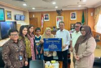 Wali kota Batam, Amsakar Achmad, menyerahkan, santunan JKK dari PT Taspen kepada keluarga almarhum Abdul Aziz di Kantor Wali Kota Batam. Foto: INIKEPRI.COM/Media Center Batam 