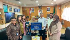 Wali kota Batam, Amsakar Achmad, menyerahkan, santunan JKK dari PT Taspen kepada keluarga almarhum Abdul Aziz di Kantor Wali Kota Batam. Foto: INIKEPRI.COM/Media Center Batam