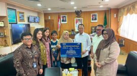 Wali kota Batam, Amsakar Achmad, menyerahkan, santunan JKK dari PT Taspen kepada keluarga almarhum Abdul Aziz di Kantor Wali Kota Batam. Foto: INIKEPRI.COM/Media Center Batam 