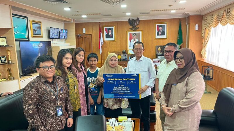 Wali kota Batam, Amsakar Achmad, menyerahkan, santunan JKK dari PT Taspen kepada keluarga almarhum Abdul Aziz di Kantor Wali Kota Batam. Foto: INIKEPRI.COM/Media Center Batam