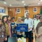 Wali kota Batam, Amsakar Achmad, menyerahkan, santunan JKK dari PT Taspen kepada keluarga almarhum Abdul Aziz di Kantor Wali Kota Batam. Foto: INIKEPRI.COM/Media Center Batam 