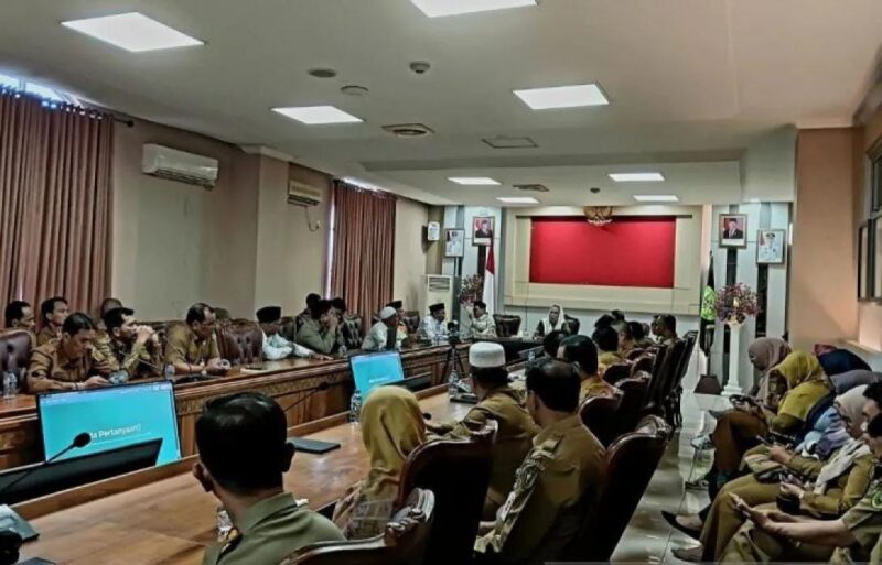Pertemuan Pemkab Natuna dan Baznas dalam rangka pembahasan ZIS di Kantor Bupati Natuna. Foto: INIKEPRI.COM