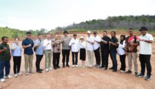 Kepala BP Batam, Amsakar Achmad, bersama Wakil Kepala BP Batam, Li Claudia Chandra, meninjau progres pembangunan Sekolah Rakyat Merah Putih yang berlokasi di Rempang. Foto: INIKEPRI.COM/BP Batam
