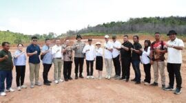 Kepala BP Batam, Amsakar Achmad, bersama Wakil Kepala BP Batam, Li Claudia Chandra, meninjau progres pembangunan Sekolah Rakyat Merah Putih yang berlokasi di Rempang. Foto: INIKEPRI.COM/BP Batam 