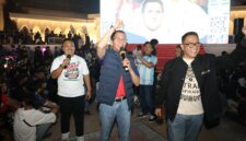 Wali Kota Batam, Amsakar Achmad, menyapa warga saat nobar final piala dunia FIFA 2026 di Dataran Engku Putri Batamcentre. Foto: INIKEPRI.COM/Media Center Batam