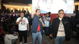 Wali Kota Batam, Amsakar Achmad, menyapa warga saat nobar final piala dunia FIFA 2026 di Dataran Engku Putri Batamcentre. Foto: INIKEPRI.COM/Media Center Batam 