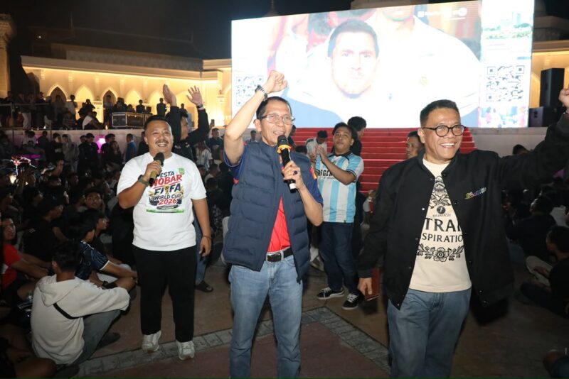 Wali Kota Batam, Amsakar Achmad, menyapa warga saat nobar final piala dunia FIFA 2026 di Dataran Engku Putri Batamcentre. Foto: INIKEPRI.COM/Media Center Batam