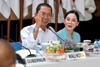 Wali Kota Batam, Amsakar Achmad, didampingi Wakil Wali Kota Batam, Li Claudia Chandra, menyampaikan saran saat menerima kunjungan Pansus DPR RI dan DPD RI di Kantor Wali Kota Batam. Foto: INIKEPRI.COM/Media Center Batam 