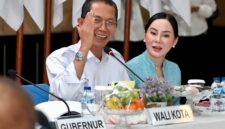 Wali Kota Batam, Amsakar Achmad, didampingi Wakil Wali Kota Batam, Li Claudia Chandra, menyampaikan saran saat menerima kunjungan Pansus DPR RI dan DPD RI di Kantor Wali Kota Batam. Foto: INIKEPRI.COM/Media Center Batam
