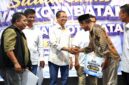 Sejumlah Ketua RT, RW, dan LPM Kecamatan Nongsa menyalami Wali Kota Batam, Amsakar Achmad, saat bersilaturahmi di Summerland Batu Besar, Nongsa, Senin (20/7/2026) malam. Foto: INIKEPRI.COM/Media Center Batam