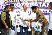 Sejumlah Ketua RT, RW, dan LPM Kecamatan Nongsa menyalami Wali Kota Batam, Amsakar Achmad, saat bersilaturahmi di Summerland Batu Besar, Nongsa, Senin (20/7/2026) malam. Foto: INIKEPRI.COM/Media Center Batam