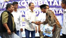 Sejumlah Ketua RT, RW, dan LPM Kecamatan Nongsa menyalami Wali Kota Batam, Amsakar Achmad, saat bersilaturahmi di Summerland Batu Besar, Nongsa, Senin (20/7/2026) malam. Foto: INIKEPRI.COM/Media Center Batam