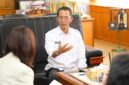 Wali Kota Batam, Amsakar Achmad, memaparkan potensi Batam saat menerima kunjungan rombongan Konsul Jenderal RRT di Medan, Huang He, di Wali Kota Batam, Selasa (21/7/2026). Foto: INIKEPRI.COM/Media Center Batam