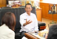 Wali Kota Batam, Amsakar Achmad, memaparkan potensi Batam saat menerima kunjungan rombongan Konsul Jenderal RRT di Medan, Huang He, di Wali Kota Batam, Selasa (21/7/2026). Foto: INIKEPRI.COM/Media Center Batam
