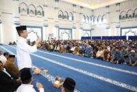 Wali Kota Batam, Amsakar Achmad, menyampaikan sambutan saat silaturahmi bersama tokoh agama di Masjid Agung Raja Hamidah. Foto: INIKEPRI.COM/Media Center Batam 