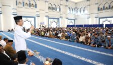 Wali Kota Batam, Amsakar Achmad, menyampaikan sambutan saat silaturahmi bersama tokoh agama di Masjid Agung Raja Hamidah. Foto: INIKEPRI.COM/Media Center Batam