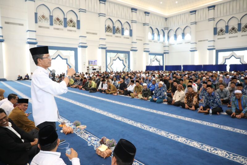Wali Kota Batam, Amsakar Achmad, menyampaikan sambutan saat silaturahmi bersama tokoh agama di Masjid Agung Raja Hamidah. Foto: INIKEPRI.COM/Media Center Batam