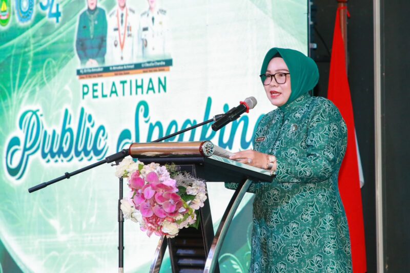 Ketua TP-PKK Batam, Erlita Amsakar, membuka Pelatihan Public Speaking bagi ratusan kader TP-PKK tingkat kota, kecamatan, dan kelurahan di Hotel Planet Holiday, Batam, Selasa (21/7/2026). Foto: INIKEPRI.COM/Media Center Batam