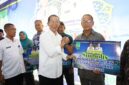 Wali Kota Batam, Amsakar Achmad, menyerahkan insentif bagi RT, RW, dan LPM Kecamatan Bulang, Rabu (22/7/2026). Foto: INIKEPRI.COM/Media Center Batam