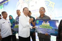 Wali Kota Batam, Amsakar Achmad, menyerahkan insentif bagi RT, RW, dan LPM Kecamatan Bulang, Rabu (22/7/2026). Foto: INIKEPRI.COM/Media Center Batam