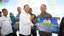 Wali Kota Batam, Amsakar Achmad, menyerahkan insentif bagi RT, RW, dan LPM Kecamatan Bulang, Rabu (22/7/2026). Foto: INIKEPRI.COM/Media Center Batam