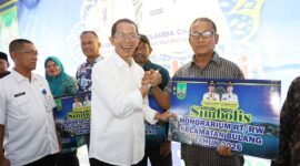 Wali Kota Batam, Amsakar Achmad, menyerahkan insentif bagi RT, RW, dan LPM Kecamatan Bulang, Rabu (22/7/2026). Foto: INIKEPRI.COM/Media Center Batam 