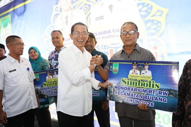 Wali Kota Batam, Amsakar Achmad, menyerahkan insentif bagi RT, RW, dan LPM Kecamatan Bulang, Rabu (22/7/2026). Foto: INIKEPRI.COM/Media Center Batam