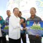 Wali Kota Batam, Amsakar Achmad, menyerahkan insentif bagi RT, RW, dan LPM Kecamatan Bulang, Rabu (22/7/2026). Foto: INIKEPRI.COM/Media Center Batam 