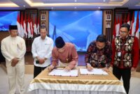Wali Kota Batam, Amsakar Achmad, didampingi Sekda Batam, Firmansyah, menyaksikan penandatanganan Perjanjian Kerja Sama antara Pemko Batam dan PT Bank Sumut di Kantor Wali Kota Batam. Foto: INIKEPRI.COM/Media Center Batam 