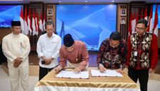 Wali Kota Batam, Amsakar Achmad, didampingi Sekda Batam, Firmansyah, menyaksikan penandatanganan Perjanjian Kerja Sama antara Pemko Batam dan PT Bank Sumut di Kantor Wali Kota Batam. Foto: INIKEPRI.COM/Media Center Batam