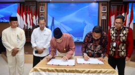 Wali Kota Batam, Amsakar Achmad, didampingi Sekda Batam, Firmansyah, menyaksikan penandatanganan Perjanjian Kerja Sama antara Pemko Batam dan PT Bank Sumut di Kantor Wali Kota Batam. Foto: INIKEPRI.COM/Media Center Batam 