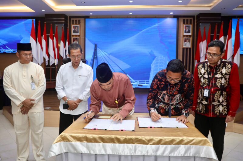 Wali Kota Batam, Amsakar Achmad, didampingi Sekda Batam, Firmansyah, menyaksikan penandatanganan Perjanjian Kerja Sama antara Pemko Batam dan PT Bank Sumut di Kantor Wali Kota Batam. Foto: INIKEPRI.COM/Media Center Batam 