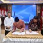 Wali Kota Batam, Amsakar Achmad, didampingi Sekda Batam, Firmansyah, menyaksikan penandatanganan Perjanjian Kerja Sama antara Pemko Batam dan PT Bank Sumut di Kantor Wali Kota Batam. Foto: INIKEPRI.COM/Media Center Batam 