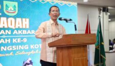 Wali Kota Batam, Amsakar Achmad, menyampaikan sambutan saat memperingati Harlah ke-9 Perkumpulan Selingsing Kota Batam di Nagoya Mansion, Kecamatan Lubukbaja. Foto: INIKEPRI.COM/Media Center Batam