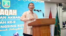 Wali Kota Batam, Amsakar Achmad, menyampaikan sambutan saat memperingati Harlah ke-9 Perkumpulan Selingsing Kota Batam di Nagoya Mansion, Kecamatan Lubukbaja. Foto: INIKEPRI.COM/Media Center Batam 