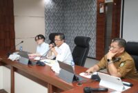 Wali Kota Batam, Amsakar Achmad, didampingi Wakil Wali Kota Batam, Li Claudia Chandra, dan Sekda Batam, Firmansyah, memimpin Rapat Evaluasi Triwulan II/Semester I di Kantor Wali Kota Batam. Foto: INIKEPRI.COM/Media Center Batam 