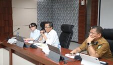 Wali Kota Batam, Amsakar Achmad, didampingi Wakil Wali Kota Batam, Li Claudia Chandra, dan Sekda Batam, Firmansyah, memimpin Rapat Evaluasi Triwulan II/Semester I di Kantor Wali Kota Batam. Foto: INIKEPRI.COM/Media Center Batam 