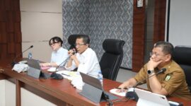Wali Kota Batam, Amsakar Achmad, didampingi Wakil Wali Kota Batam, Li Claudia Chandra, dan Sekda Batam, Firmansyah, memimpin Rapat Evaluasi Triwulan II/Semester I di Kantor Wali Kota Batam. Foto: INIKEPRI.COM/Media Center Batam 