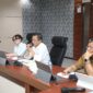 Wali Kota Batam, Amsakar Achmad, didampingi Wakil Wali Kota Batam, Li Claudia Chandra, dan Sekda Batam, Firmansyah, memimpin Rapat Evaluasi Triwulan II/Semester I di Kantor Wali Kota Batam. Foto: INIKEPRI.COM/Media Center Batam 