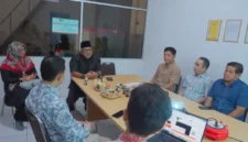 Wali Kota Tanjungpinang Lis Darmansyah dan jajaran mengunjungi perusahaan produsen gula kelapa, gula aren, dan Virgin Coconut Oil (VCO) di Kawasan Industri Candi (KIC), Semarang, Jawa Tengah. Foto: INIKEPRI.COM/TanjungpinangKota