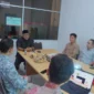 Wali Kota Tanjungpinang Lis Darmansyah dan jajaran mengunjungi perusahaan produsen gula kelapa, gula aren, dan Virgin Coconut Oil (VCO) di Kawasan Industri Candi (KIC), Semarang, Jawa Tengah. Foto: INIKEPRI.COM/TanjungpinangKota 