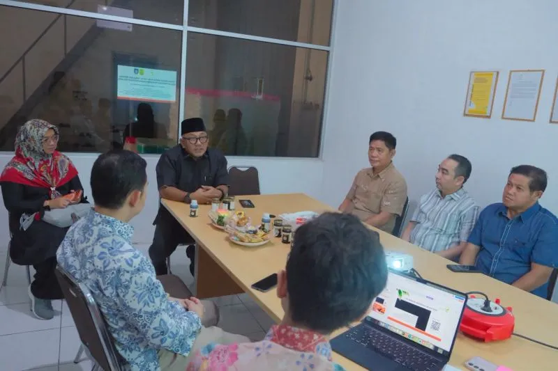 Wali Kota Tanjungpinang Lis Darmansyah dan jajaran mengunjungi perusahaan produsen gula kelapa, gula aren, dan Virgin Coconut Oil (VCO) di Kawasan Industri Candi (KIC), Semarang, Jawa Tengah. Foto: INIKEPRI.COM/TanjungpinangKota