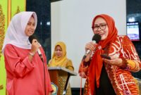 Ketua TP-PKK Batam, Erlita Amsakar, berbincang dengan salah seorang siswi peserta kegiatan Pembinaan Budi Pekerti bagi pelajar di Kecamatan Belakangpadang. Foto: INIKEPRI.COM/Media Center Batam 