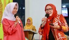 Ketua TP-PKK Batam, Erlita Amsakar, berbincang dengan salah seorang siswi peserta kegiatan Pembinaan Budi Pekerti bagi pelajar di Kecamatan Belakangpadang. Foto: INIKEPRI.COM/Media Center Batam